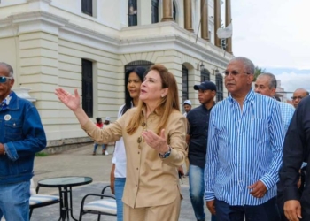 Carolina mejía se reúne con artistas de santiago para abordar el turismo cultural