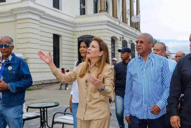 Carolina mejía se reúne con artistas de santiago para abordar el turismo cultural