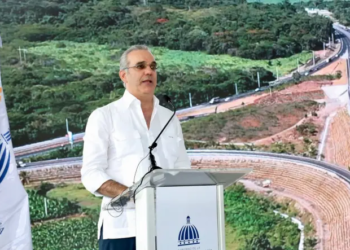 Presidente abinader inaugura la circunvalación de baní: "yo estoy en trabajo, no en política"