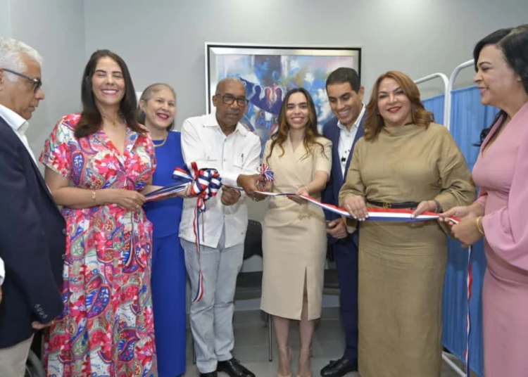 El presidente de la CoopReservas, Robinson Portorreal; Roberto Berroa, expresidente de dicha cooperativa; y Diosmary Peralta, asistente del presidente ejecutivo de Banreservas, doctor Leonardo Aguilera, y directivos cooperativistas cortan la cinta de la inauguración del dispensario médico con motivo de la celebración del 37 aniversario de la Cooperativa Reservas.