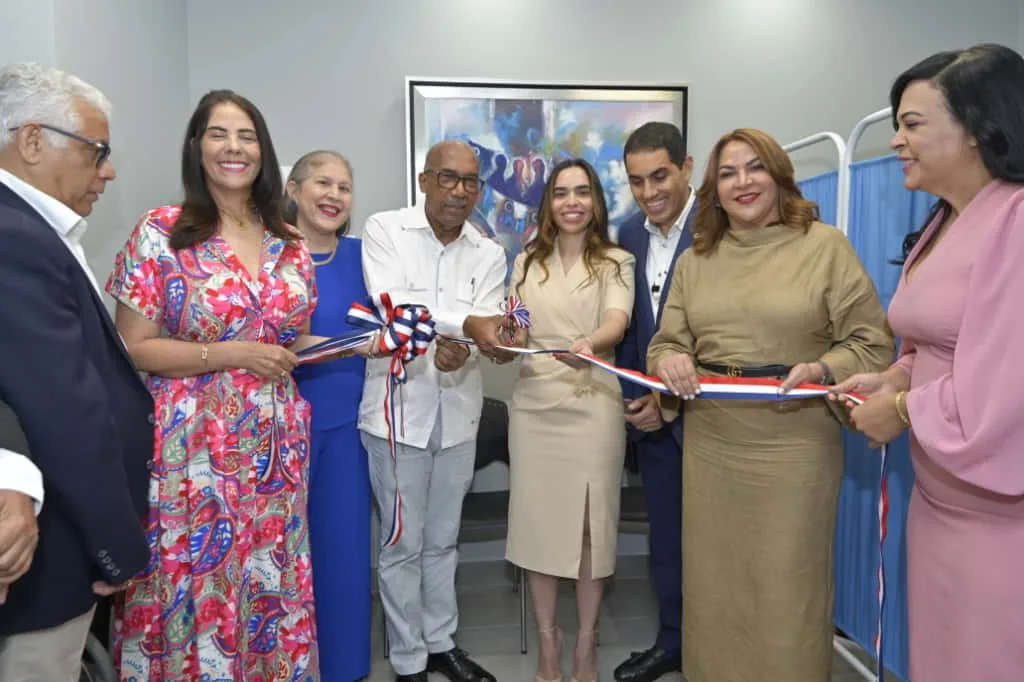 El presidente de la CoopReservas, Robinson Portorreal; Roberto Berroa, expresidente de dicha cooperativa; y Diosmary Peralta, asistente del presidente ejecutivo de Banreservas, doctor Leonardo Aguilera, y directivos cooperativistas cortan la cinta de la inauguración del dispensario médico con motivo de la celebración del 37 aniversario de la Cooperativa Reservas.
