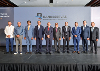 El presidente ejecutivo de banreservas, doctor leonardo aguilera, junto a empresarios y ejecutivos de la institución financiera durante el encuentro empresarial organizado por la entidad bancaria. Desde la izquierda, hamlet rosario, fermín acosta, economista raúl hernández, ysidro garcía, guillermo sención, luis guillermo sención, joaquín toribio y rafael jáquez.
