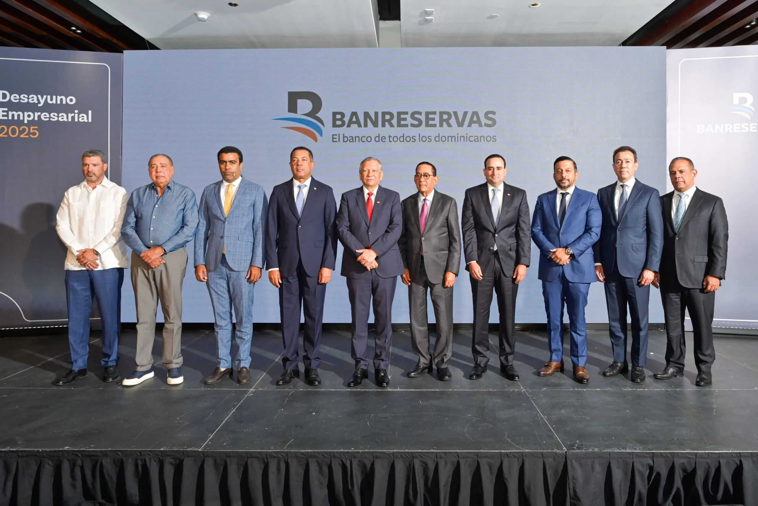 El presidente ejecutivo de Banreservas, doctor Leonardo Aguilera, junto a empresarios y ejecutivos de la institución financiera durante el encuentro empresarial organizado por la entidad bancaria. Desde la izquierda, Hamlet Rosario, Fermín Acosta, economista Raúl Hernández, Ysidro García, Guillermo Sención, Luis Guillermo Sención, Joaquín Toribio y Rafael Jáquez.