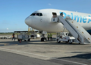 Primer avión de carga de amazon prime air llega a república dominicana