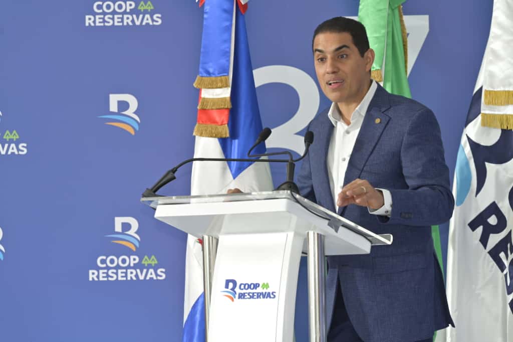 Robinson Portorreal, presidente de la Cooperativa Reservas, habla en el acto de celebración del 37 aniversario de la empresa socioeconómica.