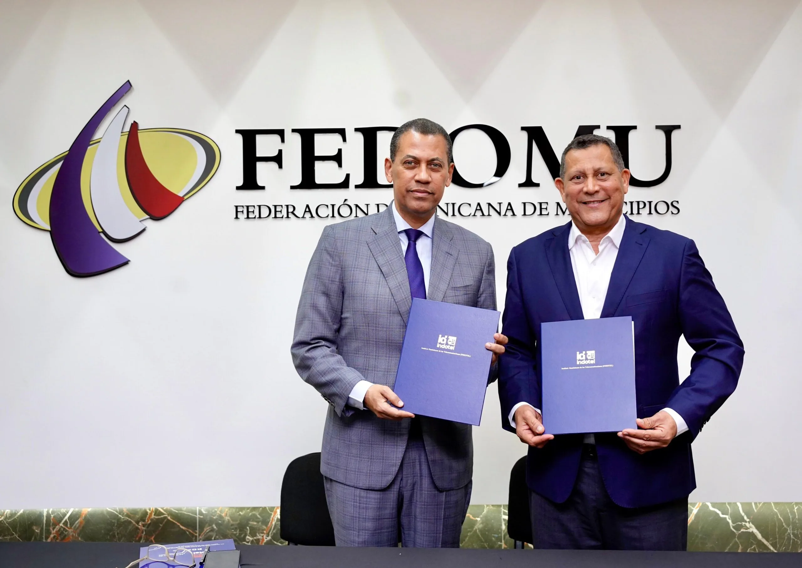 Indotel y fedomu promoverán educación sobre telecomunicaciones en alcaldías