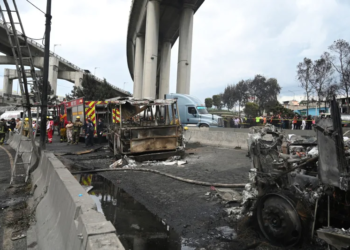 Tres muertos y decenas de heridos al explotar un camión de gas en méxico