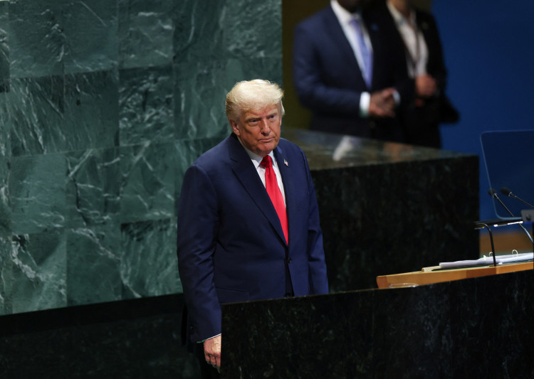 El presidente de estados unidos, donald trump, se encuentra tras concluir su discurso ante la asamblea general de las naciones unidas en la sede de la onu en la ciudad de nueva york el 23 de septiembre de 2025