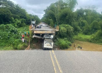 Colapsa puente que comunica a yamasá con don juan en monte plata