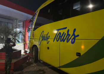 Autobús choca contra estación del metro de santo domingo: una herida y graves daños