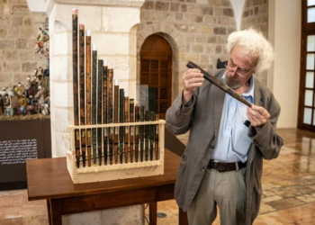 Un experto inspecciona un órgano medieval cuyos tubos de cobre datan del siglo XI, con motivo de su presentación el 9 de septiembre en el convento de San Salvador, en la Ciudad Vieja de Jerusalén (JOHN WESSELS)