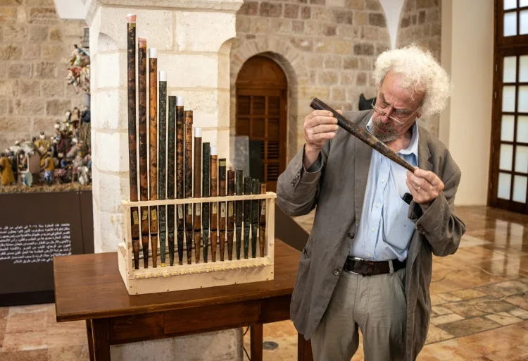 Un experto inspecciona un órgano medieval cuyos tubos de cobre datan del siglo XI, con motivo de su presentación el 9 de septiembre en el convento de San Salvador, en la Ciudad Vieja de Jerusalén (JOHN WESSELS)