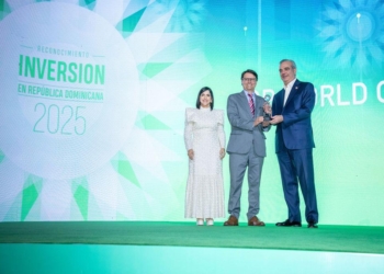 Bibiana riveiro, manuel martínez y luis abinader durante la ceremonia de premiación