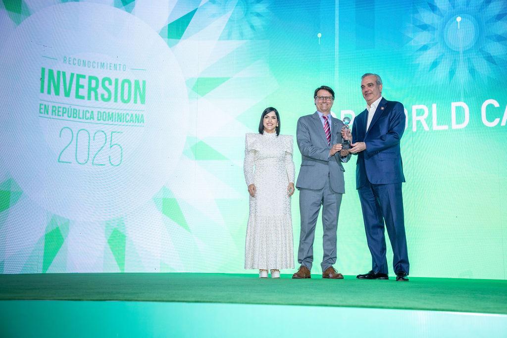 Bibiana Riveiro, Manuel Martínez y Luis Abinader durante la ceremonia de premiación