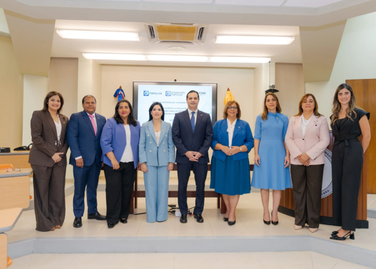 De izquierda a derecha, los señores Ana Amelia Rivera, Pedro Díaz Cabral, Angye Rincón, Mariel Bera, Robinson Bou, Iluminada Severino, Elisha Fermín, Dabeida Agramonte, Nathaly Uribe.