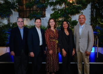 De izquierda a derecha, los señores Manuel García Arévalo, Edwin Espinal Hernández, Carmen Rita Cordero, Giselle de Peña y José Enrique Delmonte.