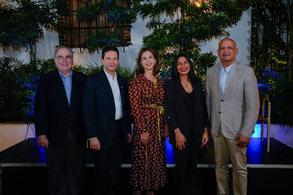 De izquierda a derecha, los señores Manuel García Arévalo, Edwin Espinal Hernández, Carmen Rita Cordero, Giselle de Peña y José Enrique Delmonte.