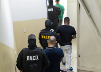Extraditan a tres dominicanos a ee. Uu. Por cargos de narcotráfico y homicidio