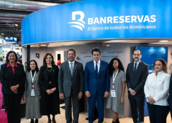 Banreservas inaugura exposición artística de melissa roedán en top resa 2025