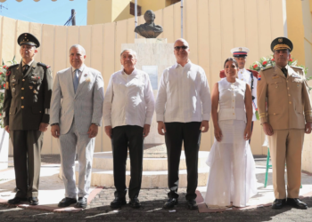 Idac celebra el 215 aniversario de la independencia de méxico con ofrenda floral