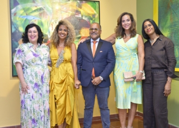 Margarita González Auffant, Marian Balcácer, Eduardo Adams, Klaudia Becker de Pierucci y Sonia Brazoban en la inauguración de la exposición ‘’Espacio y tiempo’’, homenaje a la maestra Ada Balcácer, en el Centro Cultural Banrservas.