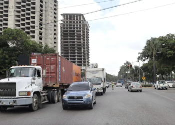 Digesett sanciona a 12 conductores de patanas por estacionar en autopistas