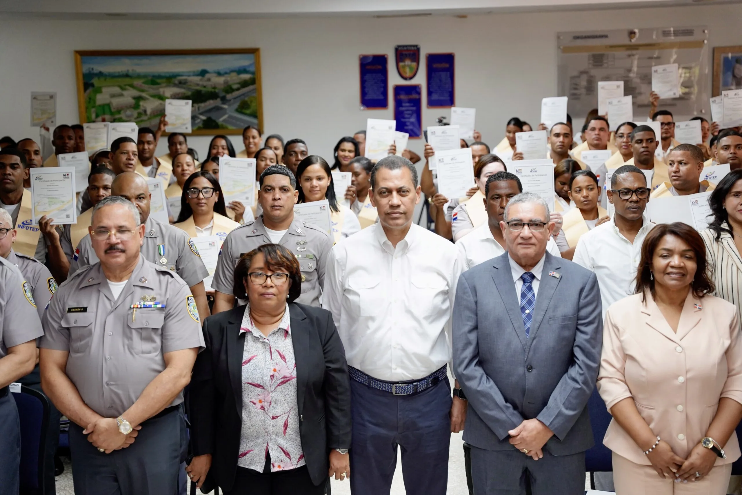 Indotel e infotep gradúan a más de 100 oficiales policiales en habilidades digitales en la región sur