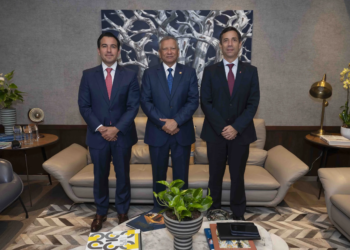 Jabar singh, presidente y ceo de scotiabank colpatria; leonardo aguilera, presidente ejecutivo de banreservas; y gonzalo gil, presidente ejecutivo de scotiabank república dominicana, durante la visita de cortesía en la sede del banco de reservas.