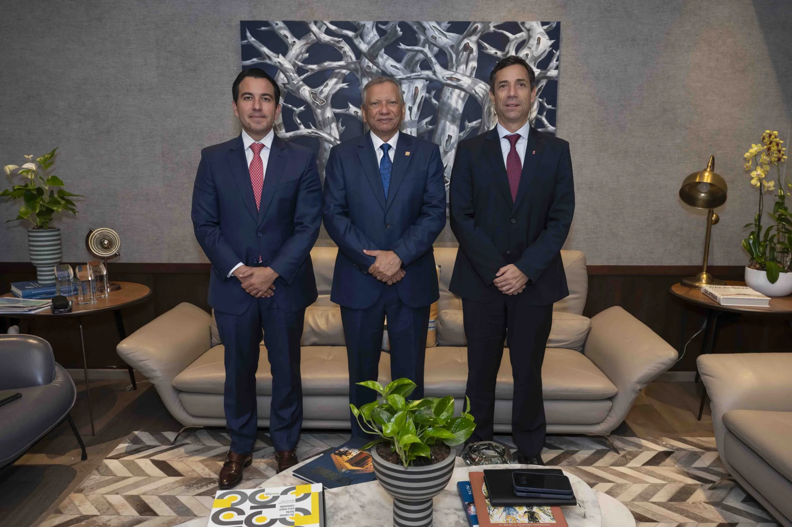 Jabar Singh, presidente y CEO de Scotiabank Colpatria; Leonardo Aguilera, presidente ejecutivo de Banreservas; y Gonzalo Gil, presidente ejecutivo de Scotiabank República Dominicana, durante la visita de cortesía en la sede del Banco de Reservas.