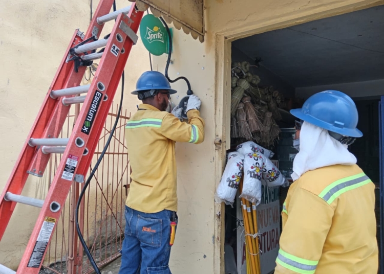Técnico de Edesur realiza corte de energia