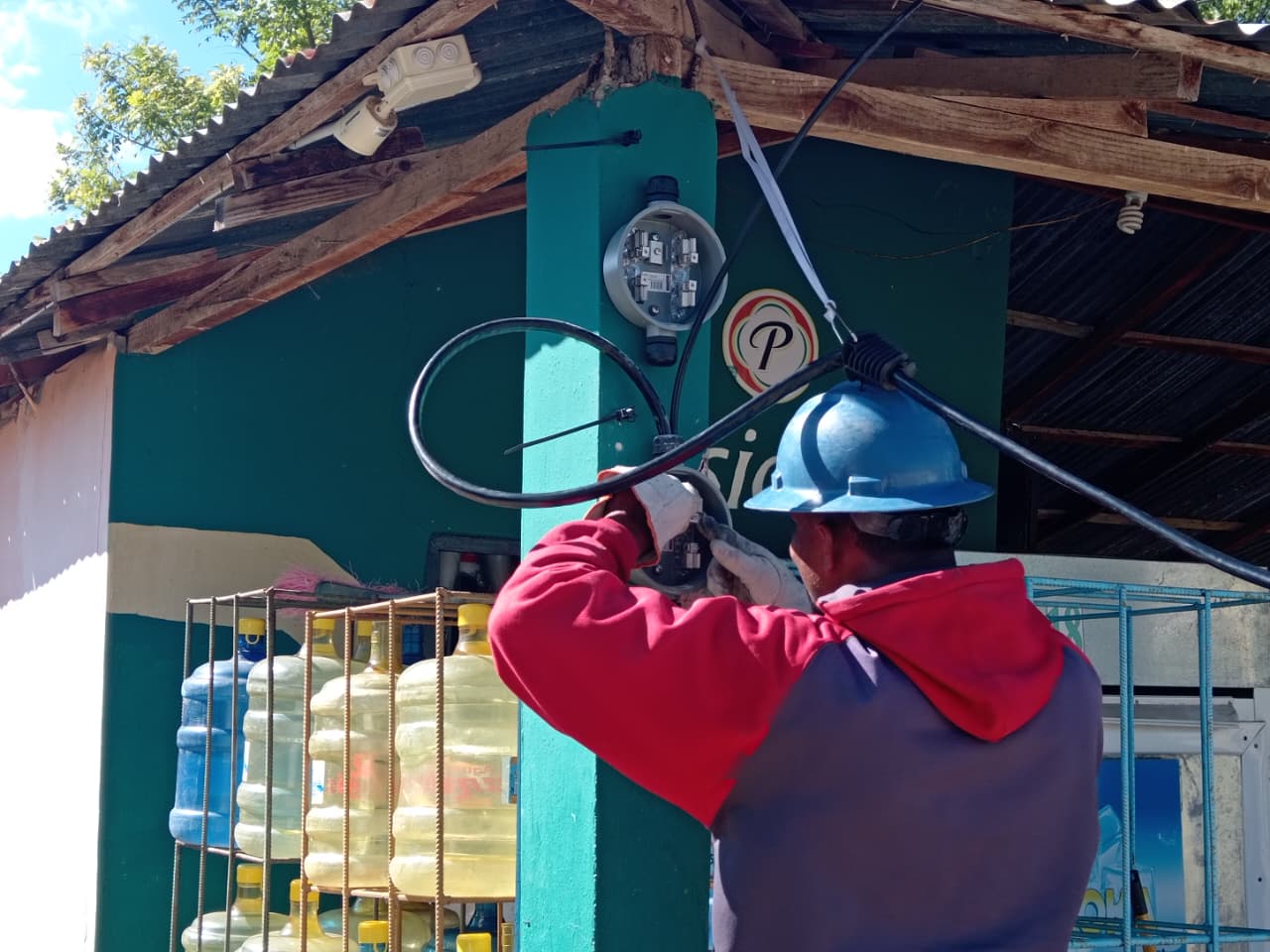 Técnico de Edesur realiza corte de energia