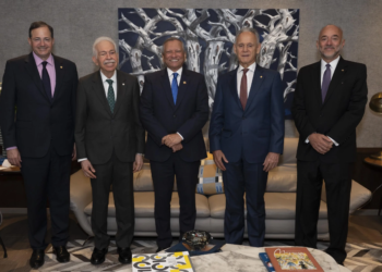 Desde la izquierda, steven puig, presidente del banco hipotecario dominicano (bhd), luis molina achécar, presidente del centro financiero bhd; leonardo aguilera, presidente ejecutivo de banreservas; josé luis alonso, presidente ejecutivo de seguros y pensiones bhd; y fidelio arturo despradel, presidente ejecutivo del bhd, durante el encuentro sostenido en la seda principal del banco de reservas.