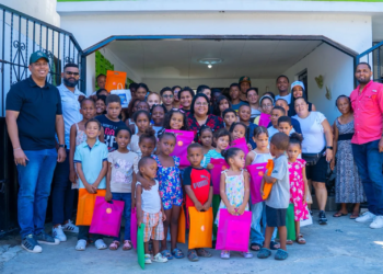 Fundación soles de vida entrega más de 300 kits escolares en santo domingo este