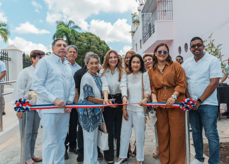 Carolina inaugura plaza de memoria como parte de la restauración del antiguo cementerio municipal de sd