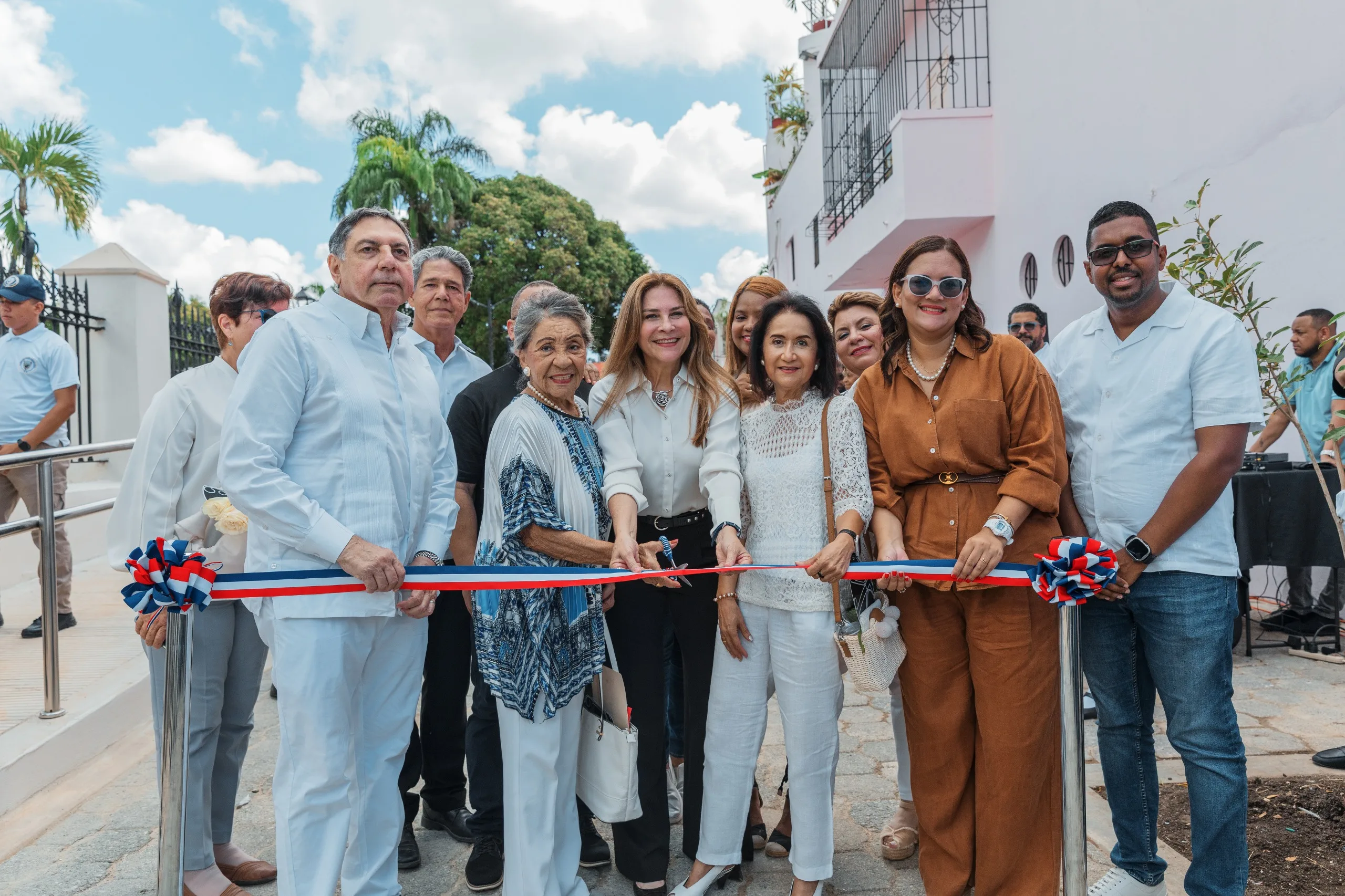 Carolina inaugura plaza de memoria como parte de la restauración del antiguo cementerio municipal de sd