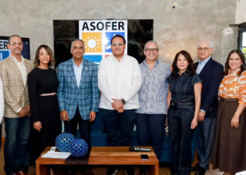 Jhon e. Germán, directiva asofer; michelle abreu, directiva asofer; charly de la rosa, gerente fuentes alternas y uso racional de energía cne; betty soto, viceministra de innovación y transición energética mem; joel santos, ministro de energía y minas; andrés astacio, superintendente de electricidad; alfonso rodríguez, presidente asofer; aura caraballo, miembro consejo adm. Sie; sergio grullón, miembro consejo adm. Sie; katherine rosa, directiva asofer; nathalie abreu, directiva asofer; e ignacio garcía, directiva asofer.