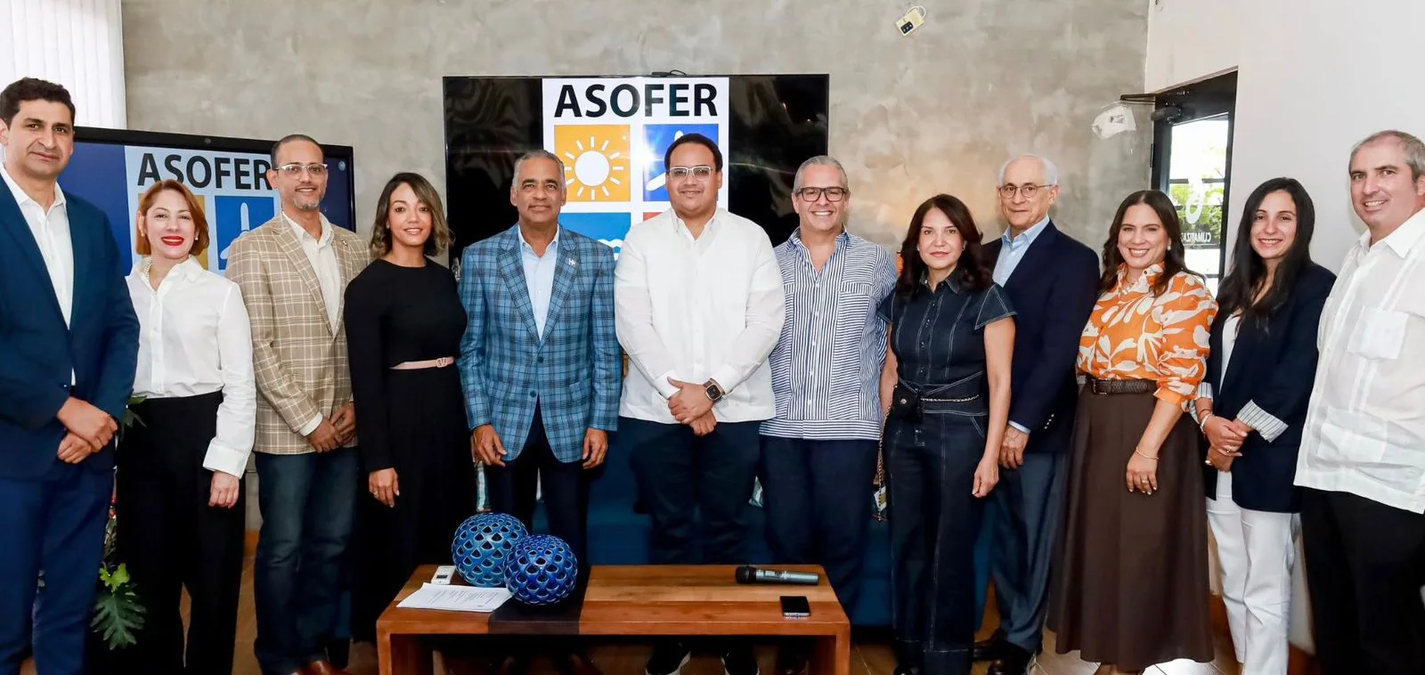 Jhon E. Germán, Directiva ASOFER; Michelle Abreu, Directiva ASOFER; Charly De la Rosa, Gerente Fuentes Alternas y Uso Racional de Energía CNE; Betty Soto, Viceministra de Innovación y Transición Energética MEM; Joel Santos, Ministro de Energía y Minas; Andrés Astacio, Superintendente de Electricidad; Alfonso Rodríguez, Presidente ASOFER; Aura Caraballo, Miembro Consejo Adm. SIE; Sergio Grullón, Miembro Consejo Adm. SIE; Katherine Rosa, Directiva ASOFER; Nathalie Abreu, Directiva ASOFER; e Ignacio García, Directiva ASOFER.