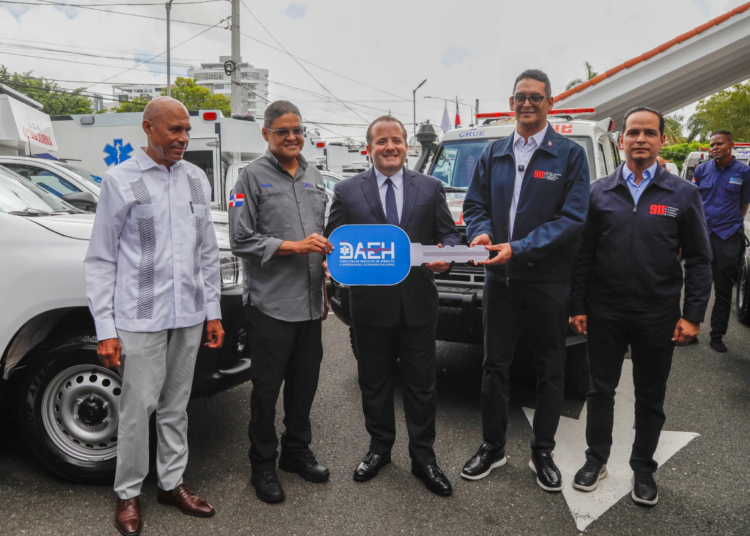911 se expande a pedernales y entrega 46 nuevas ambulancias a la daeh