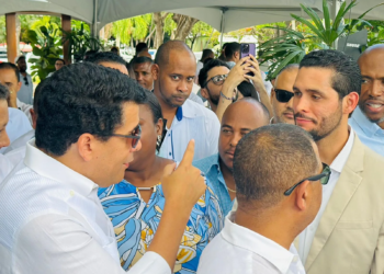 Ministro de turismo premia al alcalde de la otra banda por su desarrollo turístico