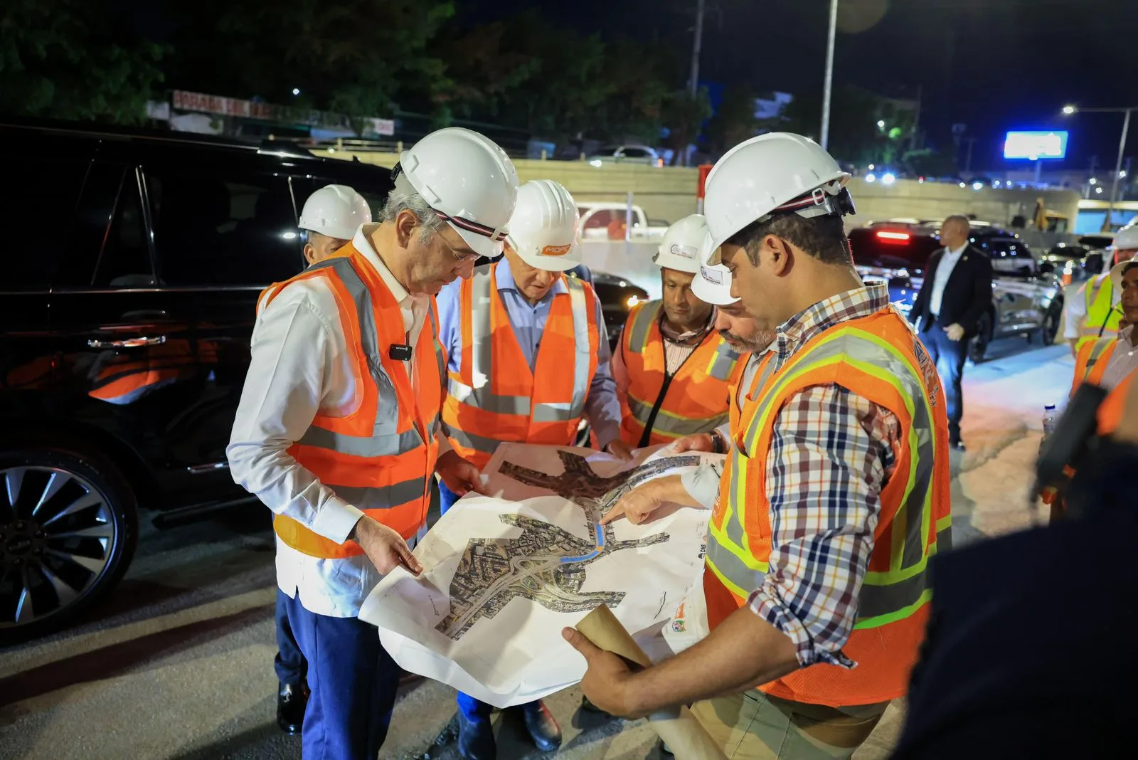 Abinader supervisa paso a desnivel 27 de febrero