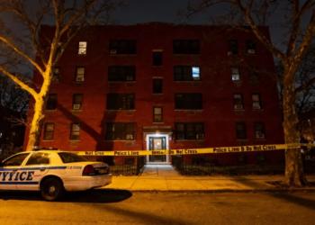 Mujer de 21 años encontrada sin vida en su apartamento de queens, nueva york