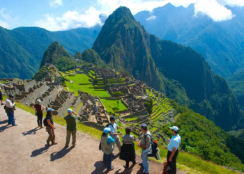 Evacúan a 1,400 turistas en machu picchu tras protestas