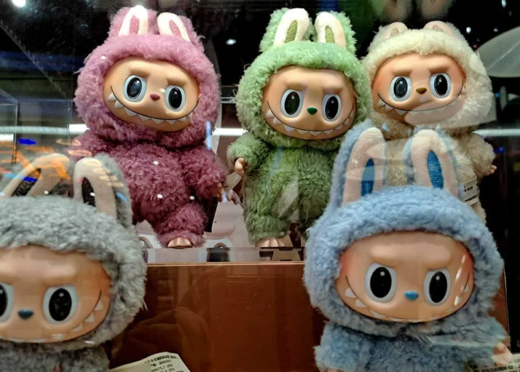 Joven rusa vende su alma por us$1,180 para comprar labubus