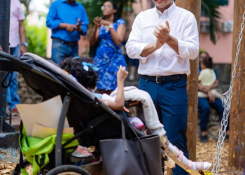 Omar fernández entrega parque inclusivo para niños con discapacidad en el distrito nacional