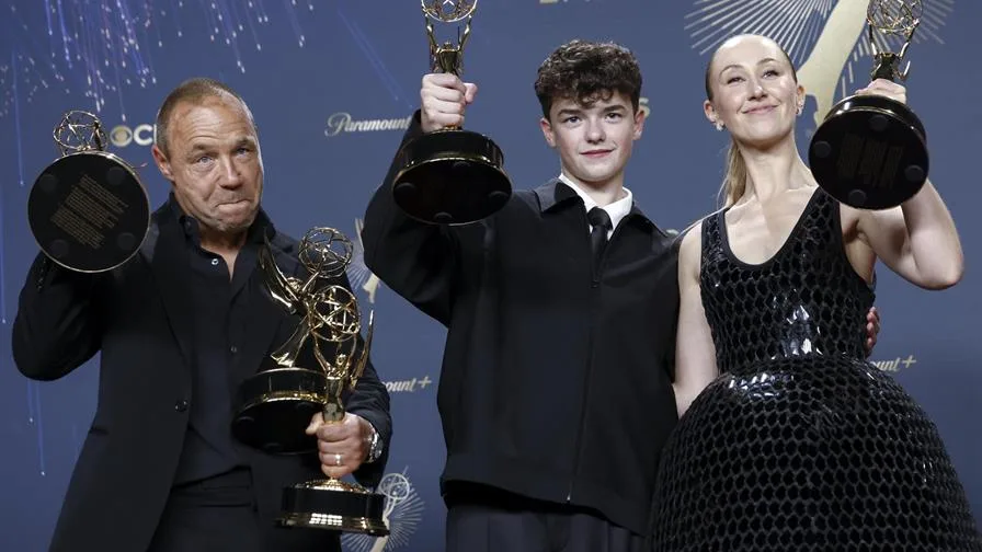 LOS ÁNGELES (Estados Unidos), 15/09/2025.- (I-D) Stephen Graham, ganador de los premios a mejor actor principal en una miniserie o película, mejor guion en una miniserie o película, y mejor serie limitada o película; Owen Cooper, ganador del premio a mejor actor de reparto en una miniserie o película, y Erin Doherty, ganadora del premio a mejor actriz de reparto en una miniserie o película por 'Adolescence', posan en la sala de prensa durante la 77.ª ceremonia anual de los Premios Emmy, celebrada en el Peacock Theater de Los Ángeles, California, EE. UU., el 14 de septiembre de 2025. Los Emmy celebran la excelencia en la programación televisiva nacional en horario estelar (EFE)