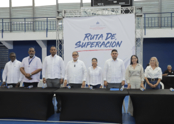 Siria frías, subdirectora de superación de la pobreza, junto a augusto de los santos, director del siuben_ modesto guzmán, director de la dirección general de desarrollo de la comunidad y autoridades prese. Png