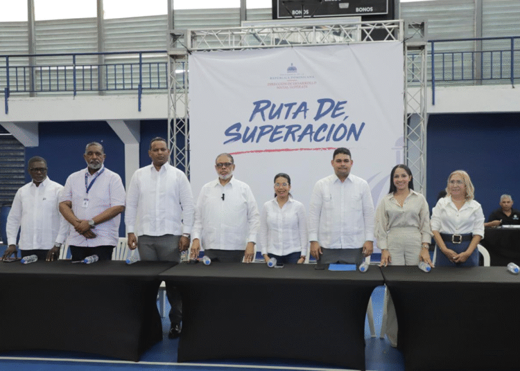 Siria frías, subdirectora de superación de la pobreza, junto a augusto de los santos, director del siuben_ modesto guzmán, director de la dirección general de desarrollo de la comunidad y autoridades prese. Png