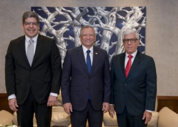 Leonardo aguilera recibe a ejecutivos de la asociación cibao