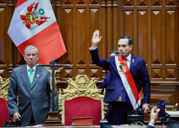 Jefe del congreso asume presidencia de perú tras destitución de boluarte