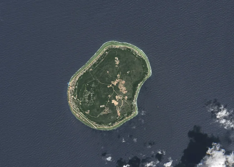 Australia empieza a enviar migrantes a una remota isla del pacífico